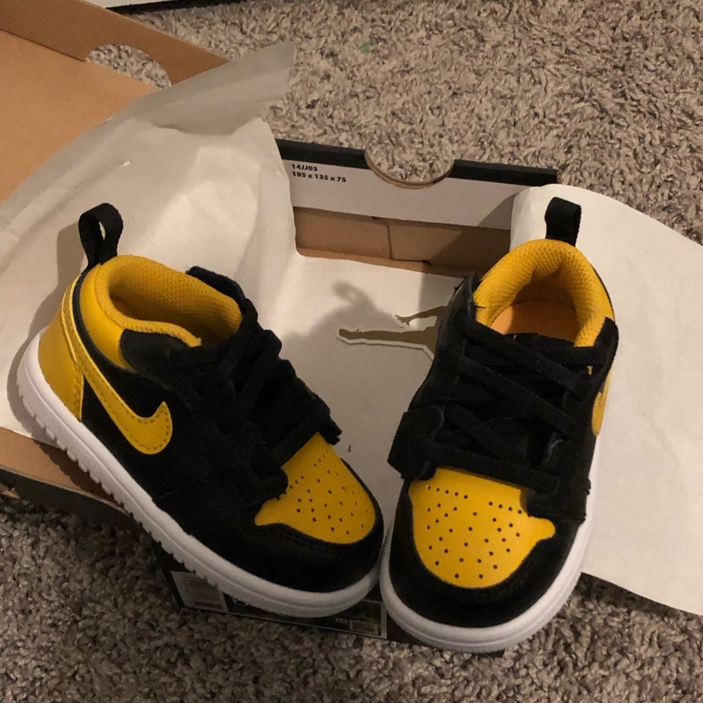 Jordan Kids Black and Yellow Sneakers